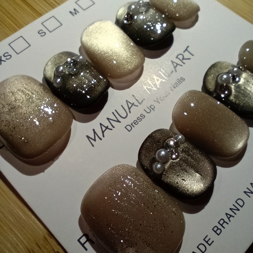 Elegant Gold Cat Eye With Pearl Accents Shorty Nail Set